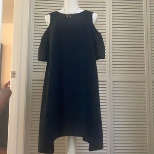 Yu Lin ge is a beautiful black dress that exposes the shoulders.